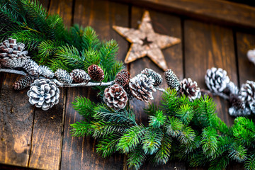 Weihnacht Fest Tanne Deko Ration mit Stern und Zapfen 2017