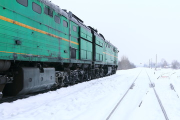 Obraz premium Locomotive at the railway station in the winter.