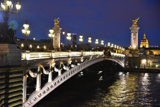 Fototapeta Pont Alexandre III la nuit à Paris, France