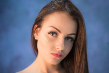Naklejka premium Atrakcyjny młoda kobieta portret w studiu