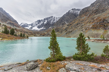 Fototapeta na wymiar Lake Kuiguk. Altai Mountains autumn landscape