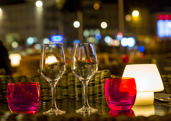 table decoration with wine and coloreful water glasses