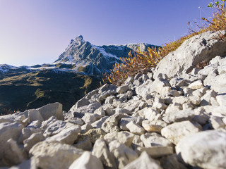 Fototapeta na wymiar Geröll mit Berg in Hintergrund
