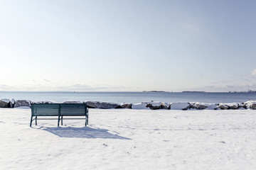 Fototapeta na wymiar Bench and snow