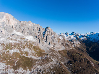 überwältigende Felswand mit Schnee