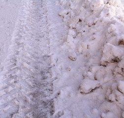Reifenspuren im Schnee - Winter auf der Strasse