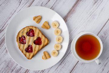 Obraz na płótnie Canvas Grilled toast with raspberry jam and tea