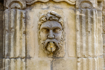 Ancien fontaine dans le village de Lacoste, France, Provence.