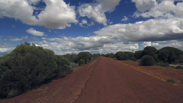 Straße mit rotem Straßenbelag im Outback von West-Australien, Teil 1