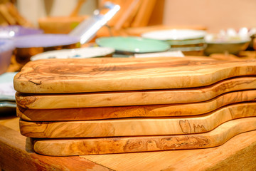 Pile de planches de cuisine en bois d'olivier. Marché provençal, France.