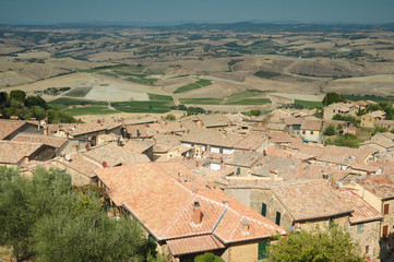 Fototapeta na wymiar Panorama della Toscana, Italia. Veduta dalla Fortezza medievale di Montalcino, con borgo e campi coltivati.