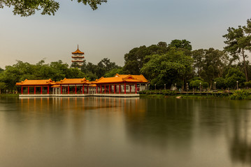 Obraz premium Pagoda and column terrasse reflecting in the the lake in the Chinese garden in Singapore