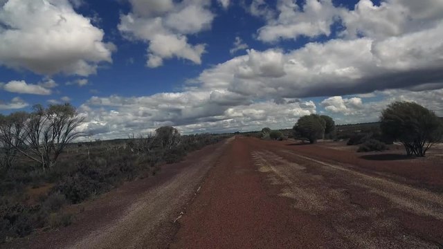 Straße mit rotem Straßenbelag im Outback von West-Australien, Teil 2
