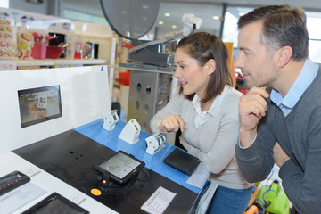 Naklejka premium couple shopping in electronic store