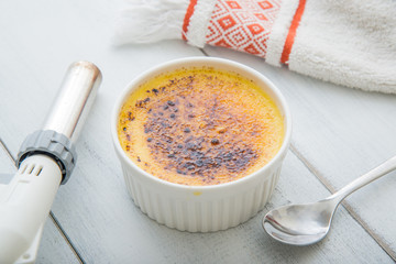 caramelising creme brulee with torch