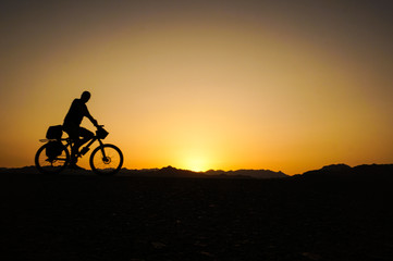 Fototapeta na wymiar 夕陽に映る自転車のシルエット