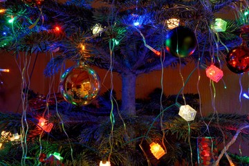 Obraz na płótnie Canvas Guirlandes et boules dans un sapin de Noël