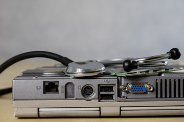 Obraz premium Computer treatment on a computer service. Repair and diagnostics of computer hardware. Computer equipment on a workshop table.