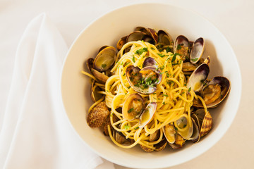 spaghetti in white wine clam sauce 