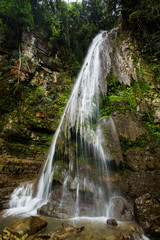 Obraz premium Tropical waterfall at Xilitla ruins