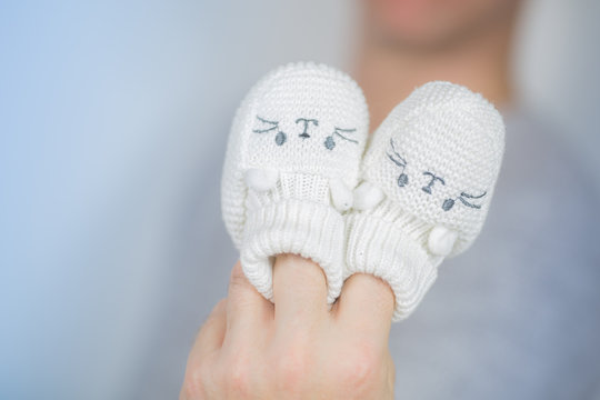 Geh&auml;kelte Babyschuhe auf Fingern