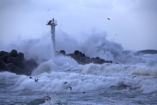 荒れる海　Rough seas and the lighthouse / Fukura, Yuzamachi, Yamagata, Japan