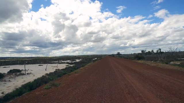 Straße mit rotem Straßenbelag im Outback von West-Australien, Teil 5