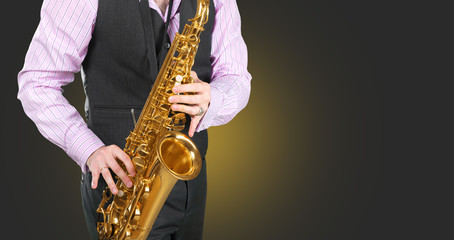 Obraz premium professional saxophonist close up
