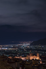 Veduta notturna del Duomo di Monreale e città di Palermo, Sicilia