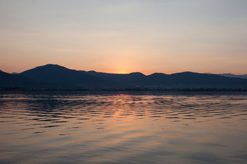 Naklejka premium View of beautiful sunrise over the mountain