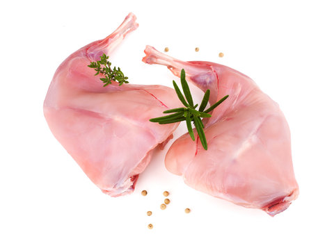 deux cuisses de lapin crues sur fond blanc