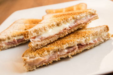Toasts al prosciutto e formaggio 