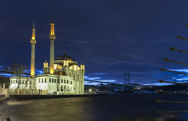 Fototapeta na wymiar Ortakoy Mosque and Bosphorus Bridge, Istanbul, Turkey.