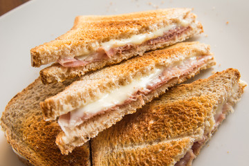 Toasts al prosciutto e formaggio 