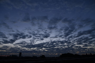 朝、まだ薄暗い空