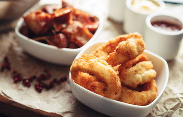 fried appetizer beer sidedish on cutting board