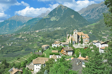 Fototapeta premium Blick auf Schenna mit Dorf Tirol im Hintergrund,Südtirol,Italien
