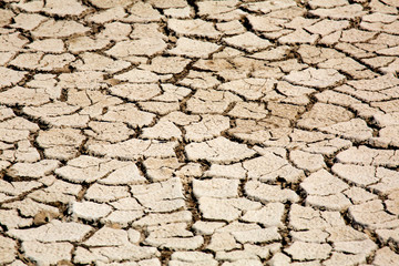 Völlig ausgetrockneter Sandboden in der Wüste