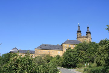 Fototapeta na wymiar kloster banz vor blauem himmel