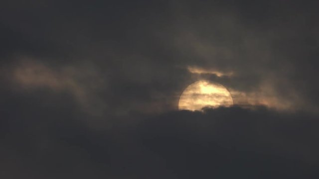 黒雲に覆われる太陽3_03-1167