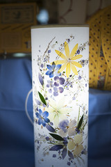 Détail luminaire avec décor de fleurs séchées