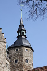 Fototapeta premium bergfried vor blauem himmel