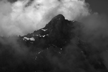Sommet Nuage Noir et blanc