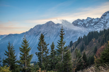 Berggipfel mit Schnee in den Wolken in den europäischen Alpen