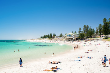 A busy Cottesloe Beach, Perth, Western Australia on a beautiful Summer afternoon. Photographed: December 22, 2017. - obrazy, fototapety, plakaty