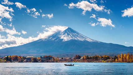 Autumn Season and Mountain Fuji at Kawaguchiko lake, Japan. - obrazy, fototapety, plakaty