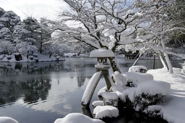 Fotobehang 冬の金沢　兼六園　徽軫灯籠　※灯籠の隣のモミジは若い木に変わりました © Nature K Photostudio
