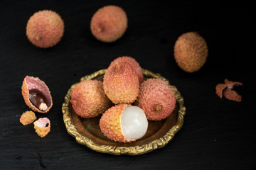 ein Tellerchen mit der exotischen Litschi