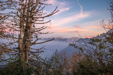 Fototapeta na wymiar Sonnenuntergang in den europäischen Alpen mit Ausblick von oben