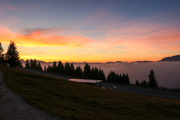 Naklejka na ściany i meble Atemberaubender Sonnenuntergang in den europäischen Alpen über den Wolken
